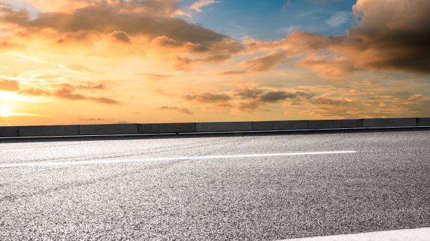 空旷而干净的沥青路和夏日的天空景观图片下载