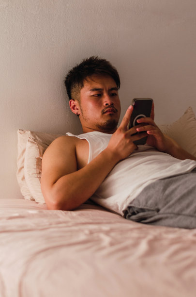 亚洲人在晚上使用智能手机图片下载