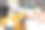 问候的新常态。两名来自不同国家的漂亮女学生戴着医用防护口罩，坐在大学图书馆的一张桌子旁，用手肘互相问候图片下载