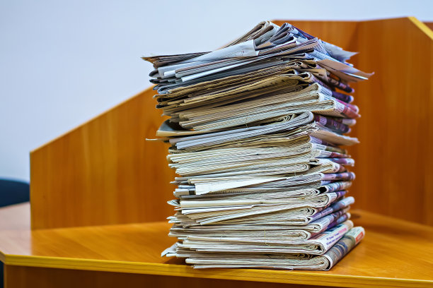 桌上有一大堆报纸图片下载