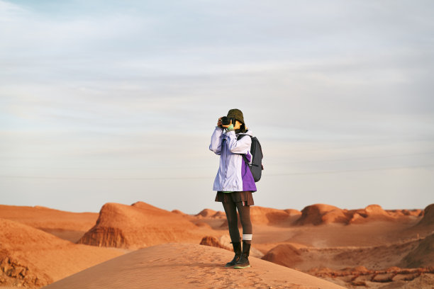 亚洲女摄影师在国家公园拍照图片下载