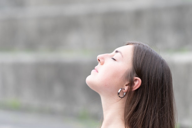 年轻女子的呼吸图片下载