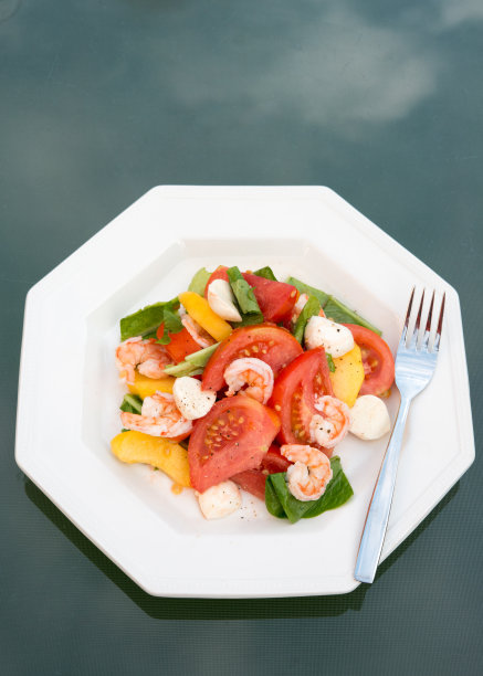 夏日花园的玻璃桌上，有自制的蔬菜沙拉和虾子图片下载