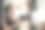 年轻的咖啡师女孩站在她的咖啡馆里，穿着围裙，举着打开的牌子。优雅的亚洲咖啡店女员工上午在自己的小店转门板做生意图片下载