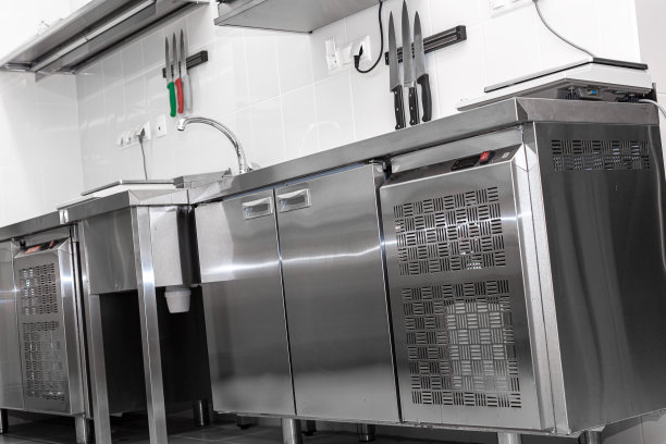 商业咖啡厅厨房工作区设计，不锈钢设备，热卖店，食品行业。图片下载