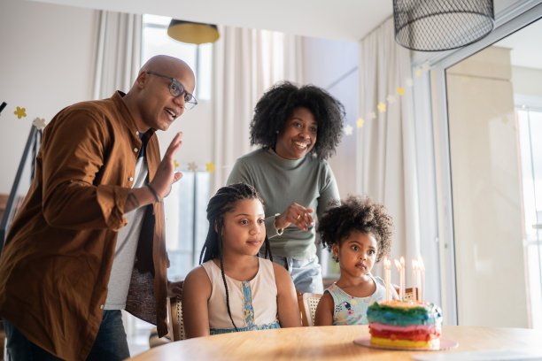 家人在家庆祝生日图片下载