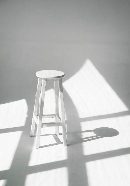 白色椅子，带有硬阴影。图片下载
