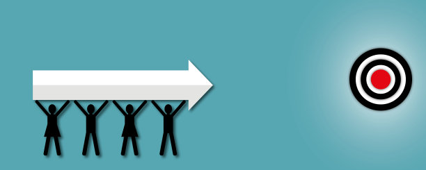 男人和女人一起拿着白色的箭头指向目标，象征着团队合作。图片下载