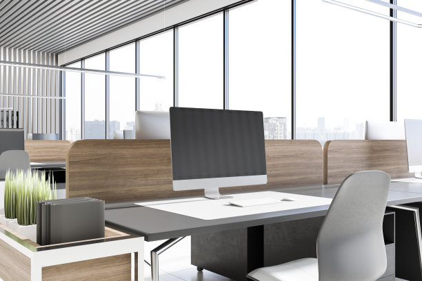 近景的桌面与空的电脑屏幕在现代办公室室内与城市景观和日光。3 d渲染。图片下载
