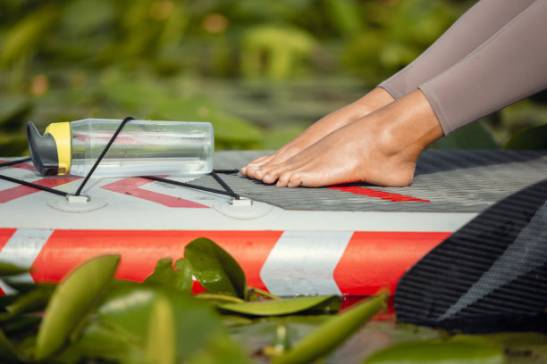 剪辑图像的白人妇女，运动员，游客在桨板上，SUP，练习独自。积极生活、运动、休闲的活动理念图片下载