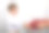 男孩带一份生日礼物或圣诞礼物。大红色的盒子图片下载