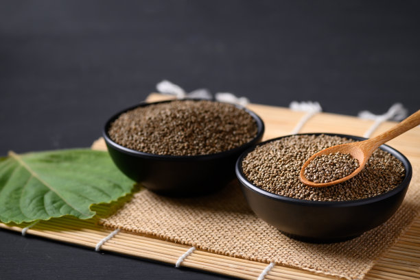 紫苏种子在一个黑色的碗和勺子图片下载