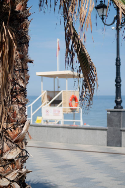 海滩上模糊的救生员塔，热带背景图片下载