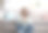 戴着耳机用手机听音乐的印度年轻女子坐在地板上图片下载