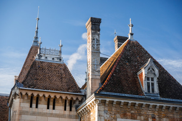 美丽的法国市政厅城堡屋顶的Ambronay小村庄在安省图片下载