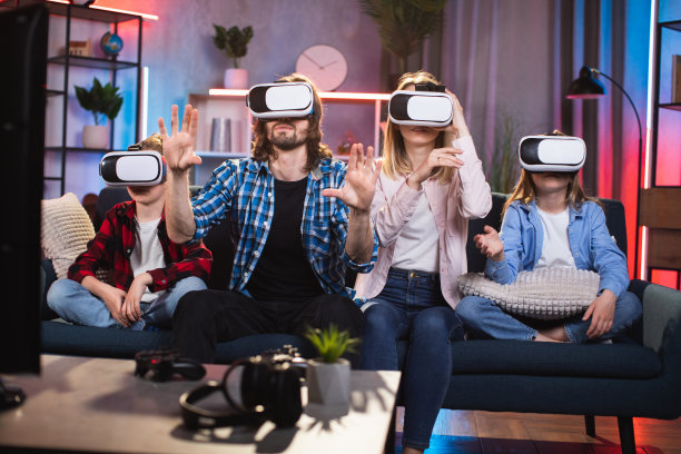 父母带着两个孩子戴着VR眼镜玩游戏图片下载