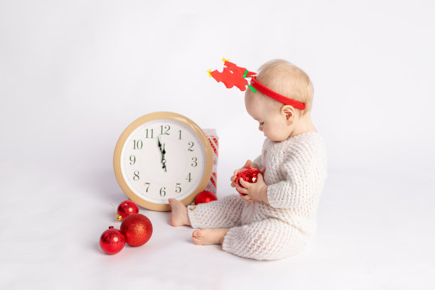 婴儿时钟，礼物和圣诞球在白色孤立的背景，空间的文本，新年和圣诞节的概念图片下载