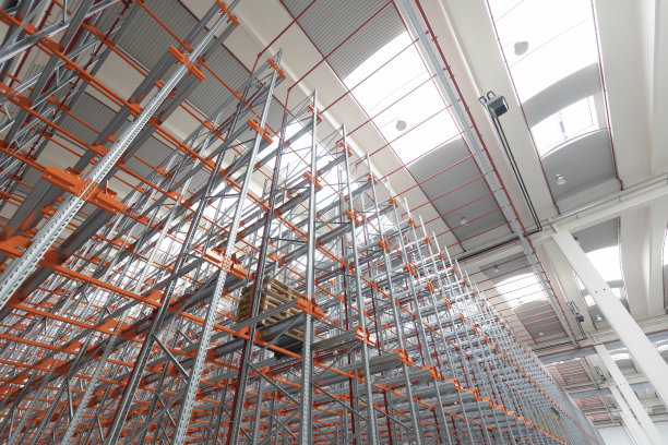 一个空仓库的工业建筑和屋顶图片下载