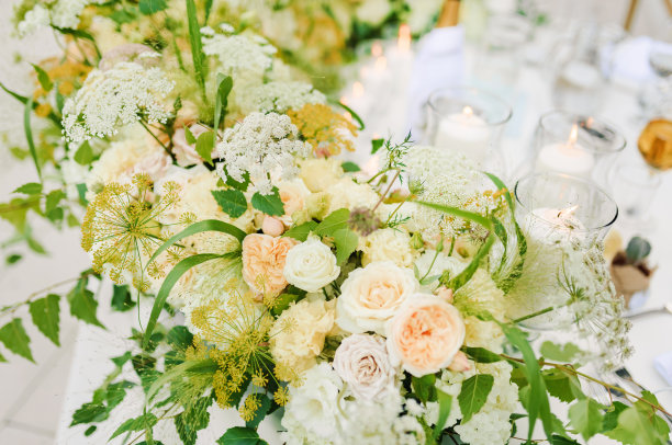 用鲜花做成的婚礼装饰品图片下载