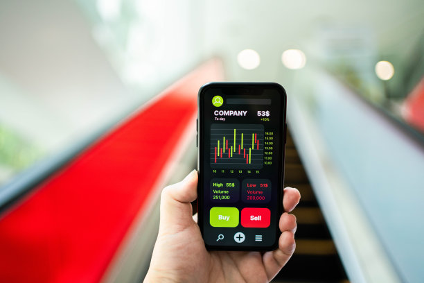 分析智能手机上的财务图表。图片下载