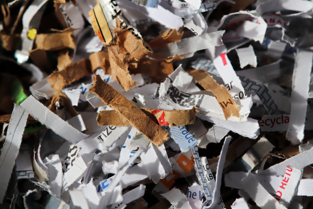 棕色和白色碎纸的宏观视图图片下载