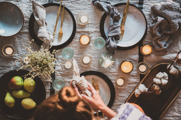 女性为秋日聚会布置餐桌图片下载