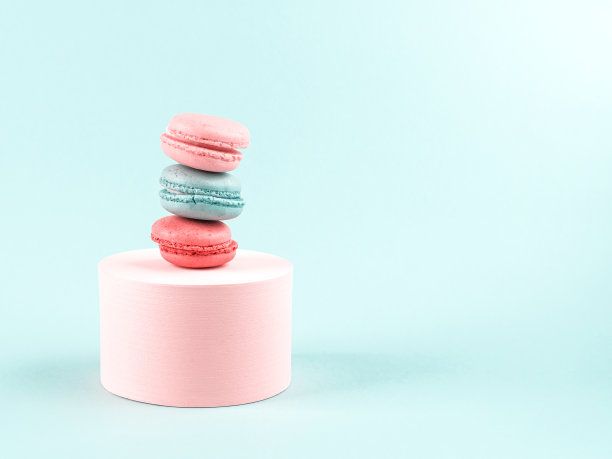 几何粉彩蓝色背景与彩色马卡龙甜糖果在圆形讲台图片下载