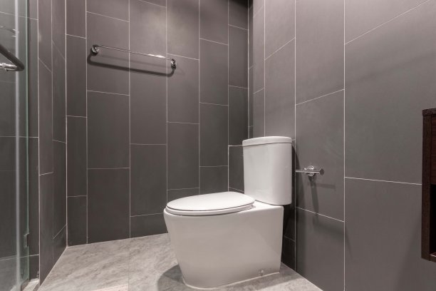 干净和黑色的浴室和设施在室内图片下载