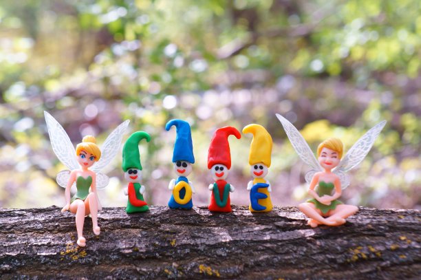 彩色背景上有小矮人、仙女和题字“爱”。图片下载