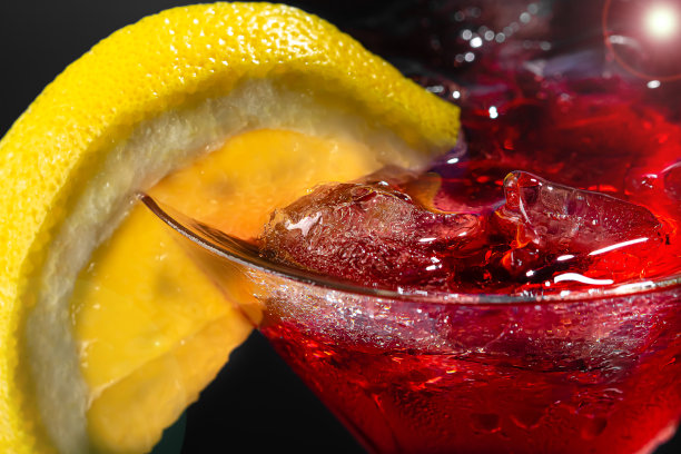 一杯加冰和柠檬的马提尼特写，食物照片图片下载