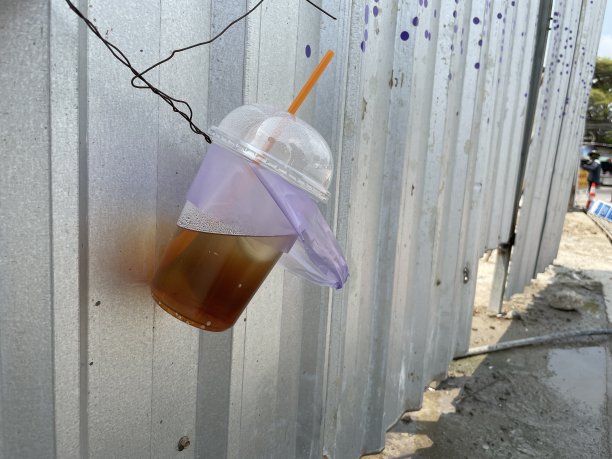 把垃圾扔错地方了。图片下载