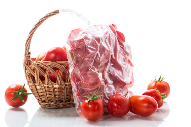 冷冻西红柿在真空袋中隔离上白色图片下载