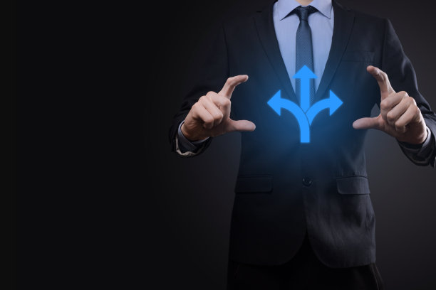 西装革履的商人举着三个方向的牌子。在疑问中，必须在指向相反方向的箭头所指示的三个不同选择之间做出选择的概念。三种选择图片下载