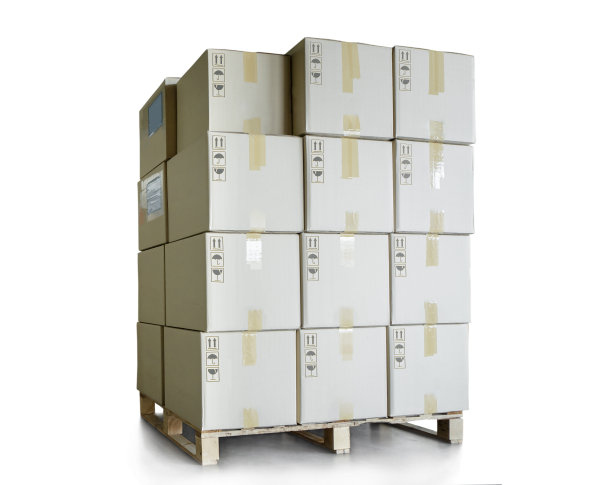 包装盒堆叠在托盘隔离在白色背景。纸板箱，包装及存放。物流运输。图片下载