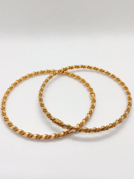 美丽的金色手镯孤立的白色背景图片下载