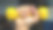 女子手里拿着一个黄色的1公斤轻的迷你哑铃。图片下载
