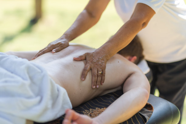 健美的白人男子接受按摩运动治疗肌肉恢复图片下载