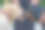 一个女人用手掌给狗喂水。两个做图片下载