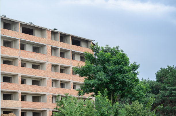 未完工的建筑在阴天的衬托下的纹理。一个红色的图片下载