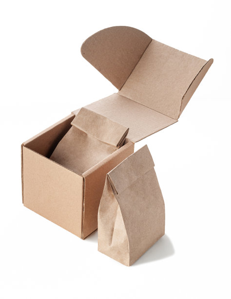 牛皮纸大货用纸袋一套，运输用纸箱一套。白色背景。孤立。图片下载