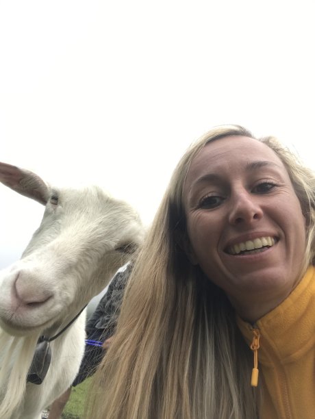 一名女子与一只山羊自拍图片下载
