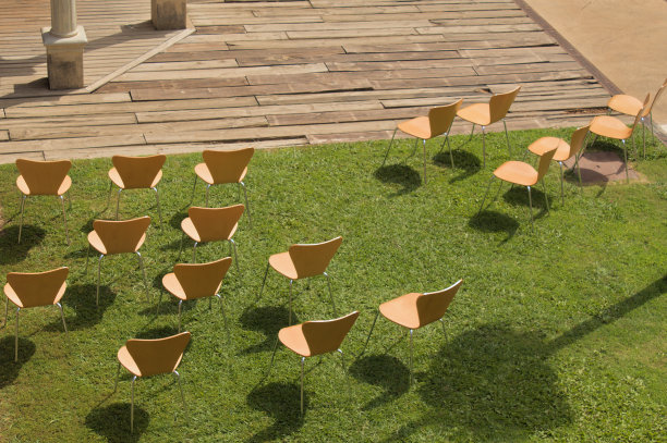 草坪上为受新冠肺炎限制的婚礼设置了单独的椅子图片下载