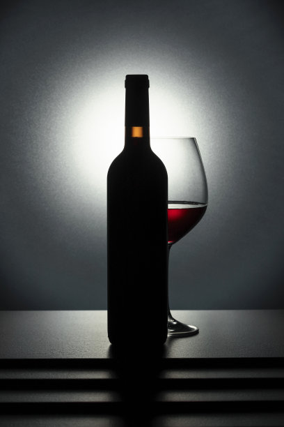 一瓶和一杯红酒。图片下载