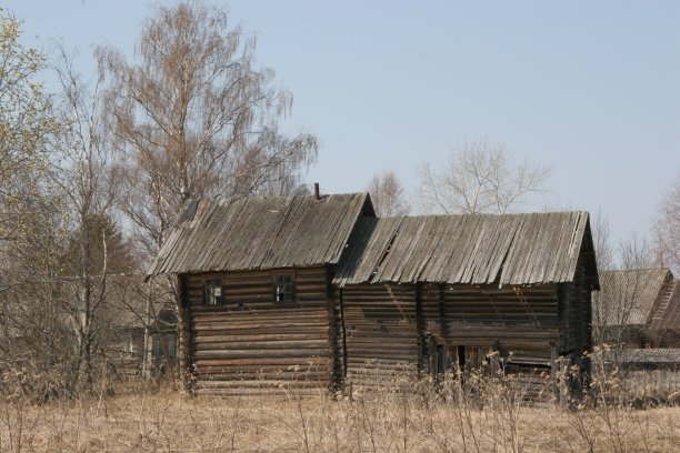 木制屋顶的老房子。一个有废弃房屋的村庄。图片下载