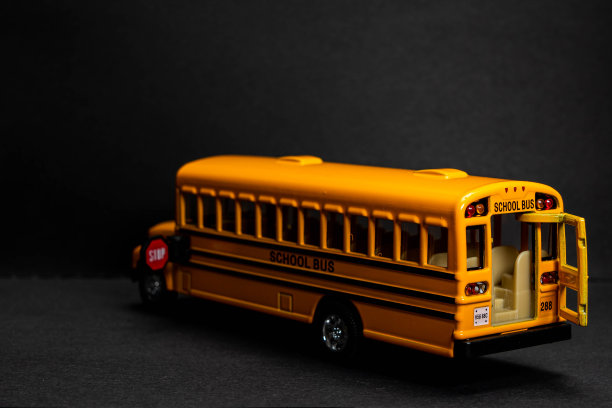 校车显示停车信号。停止信号臂。图片下载