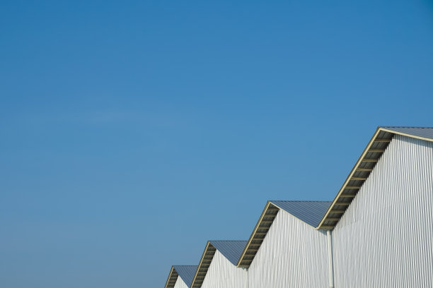 伟大的建筑屋顶与蓝天背景图片下载