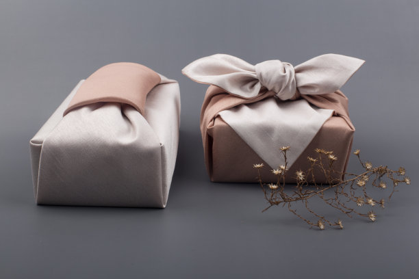 韩国传统的裹布包装。藤木包装礼品盒。图片下载