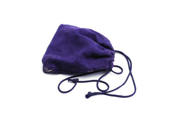 小布袋与拉绳装珠宝和日常用品隔离在白色背景。可重复使用的旅行包图片下载