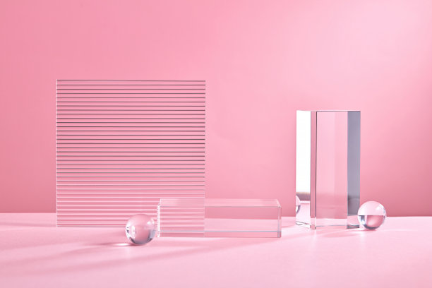 产品展示讲台水晶在粉红色的背景图片下载