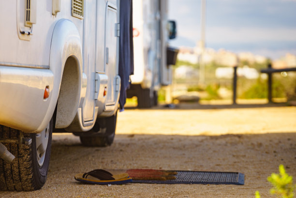 露营车前的雨刷上的拖鞋图片下载
